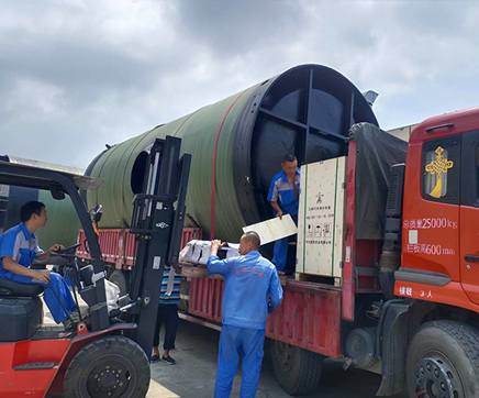 我司用戶定制玻璃鋼一體化預制泵站生產完成裝車發貨現場,應用鹽亭污水收集提升項目!